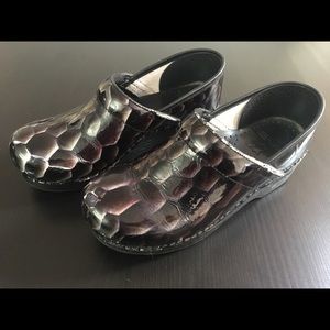 Dansko reptile pattern clogs size EUR 38